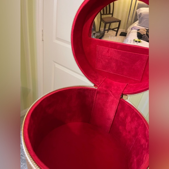 Bobbi Brown Make Up Case
Gold - Picture 2 of 4